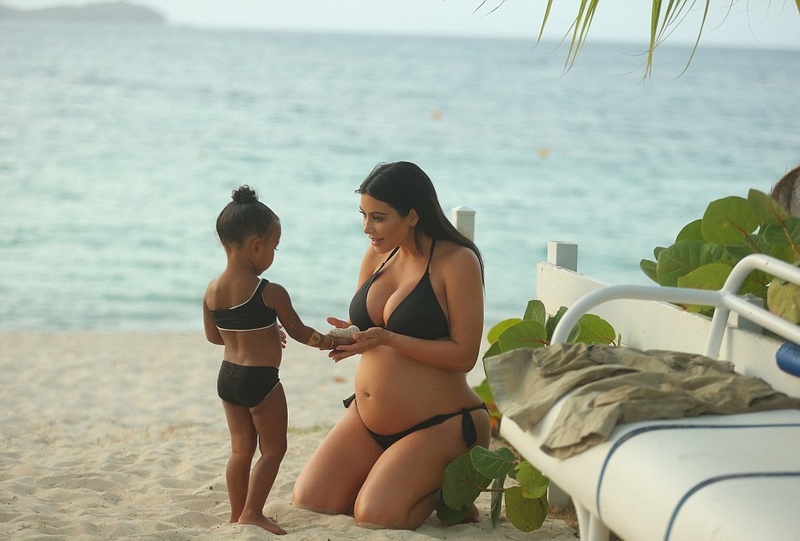 Ким Кардашьян с дочерью отдыхают на пляже