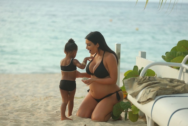 Ким Кардашьян с дочерью отдыхают на пляже