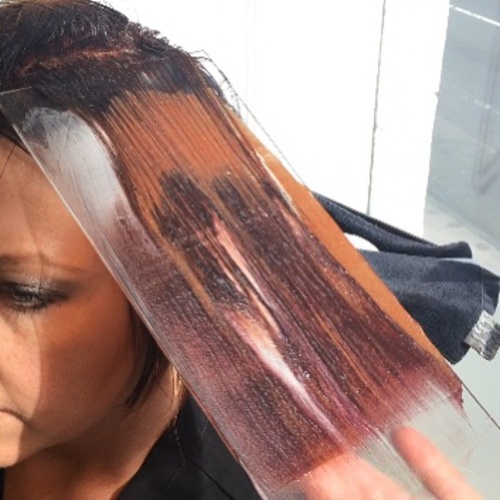 Нанесение краски для волос при помощи стекла