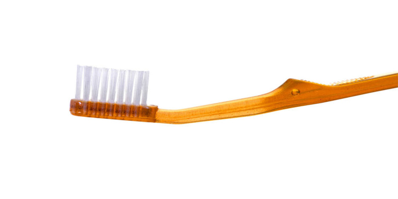Зубной щеткой выделите несколько прядей и окрасте в другой оттенок