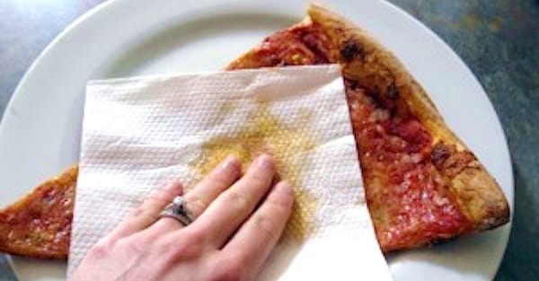 Промокните лишний жир с пиццы при помощи бумажной салфетки