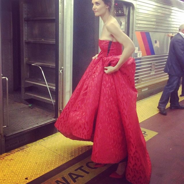 Кэти Холмс в вечернем платье в метро: «Каблуки и поезд… нет ничего лучше»