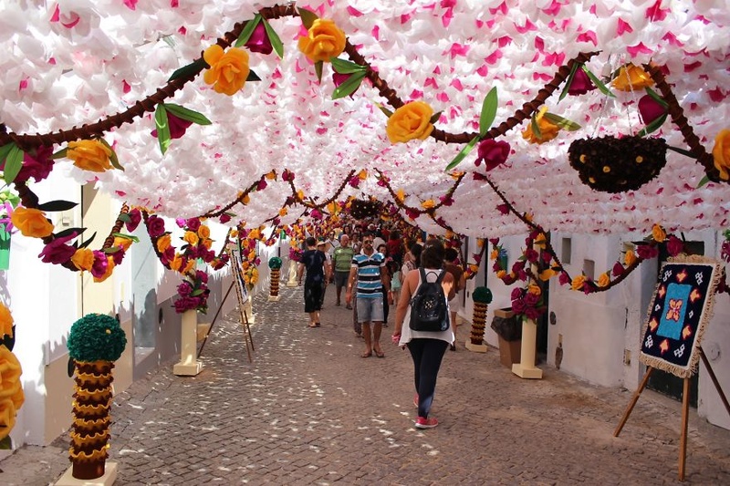 Фестиваль бумажных цветов на улицах Кампо Майор