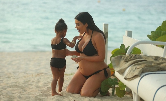 Беременная Ким Кардашьян отдохнула на пляже вместе с дочерью