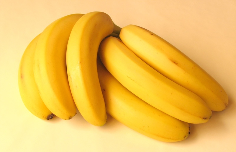 Способ №2: Съешьте спелый банан и протрите кожу внутренней частью кожуры