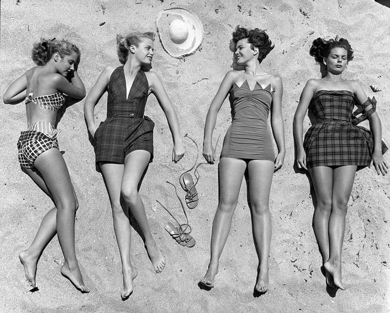 Девушки загорают на пляже. Флорида, 50е годы